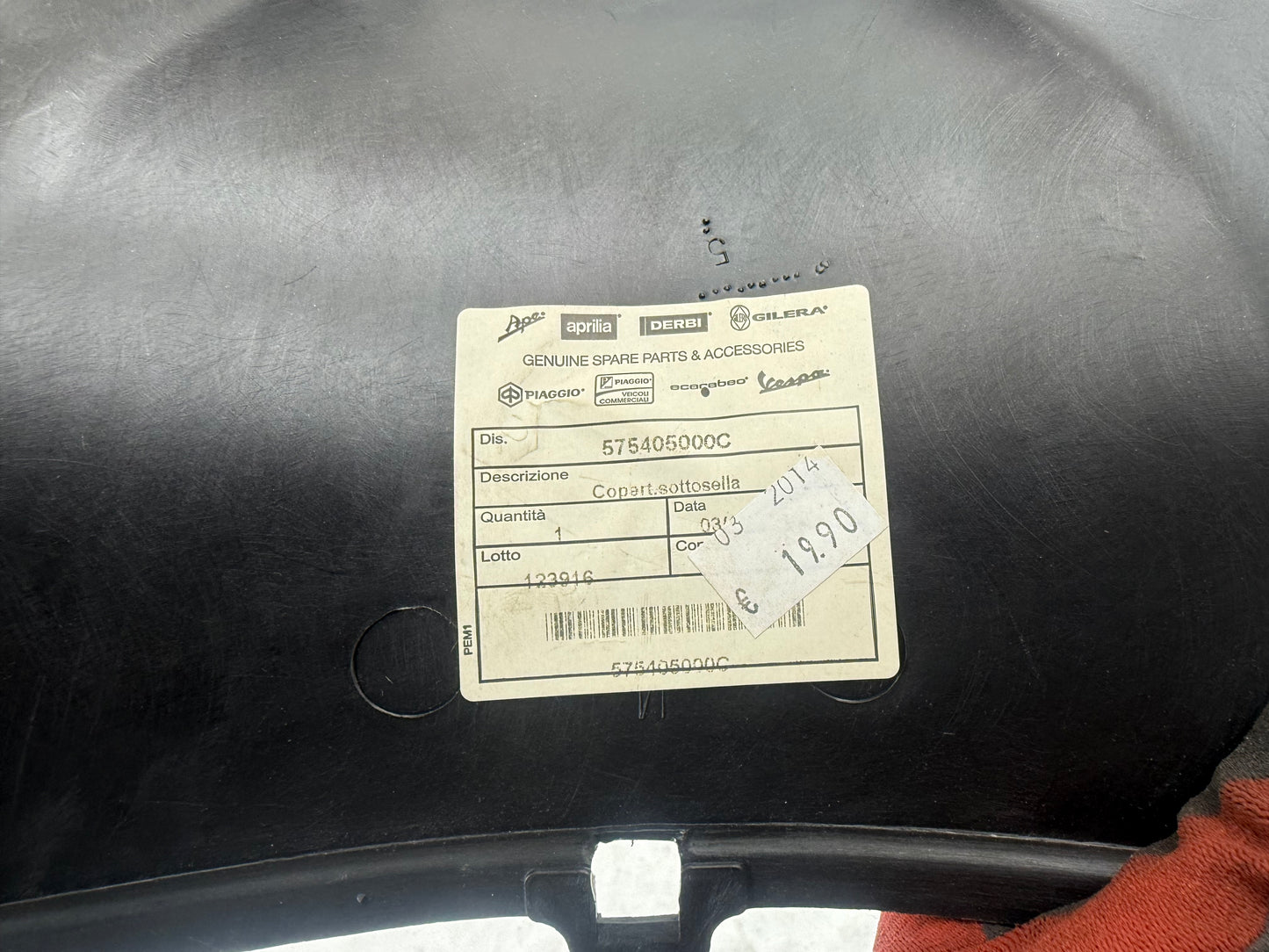 Piaggio Zip 2000 binnenkap onder de buddybak NOS
