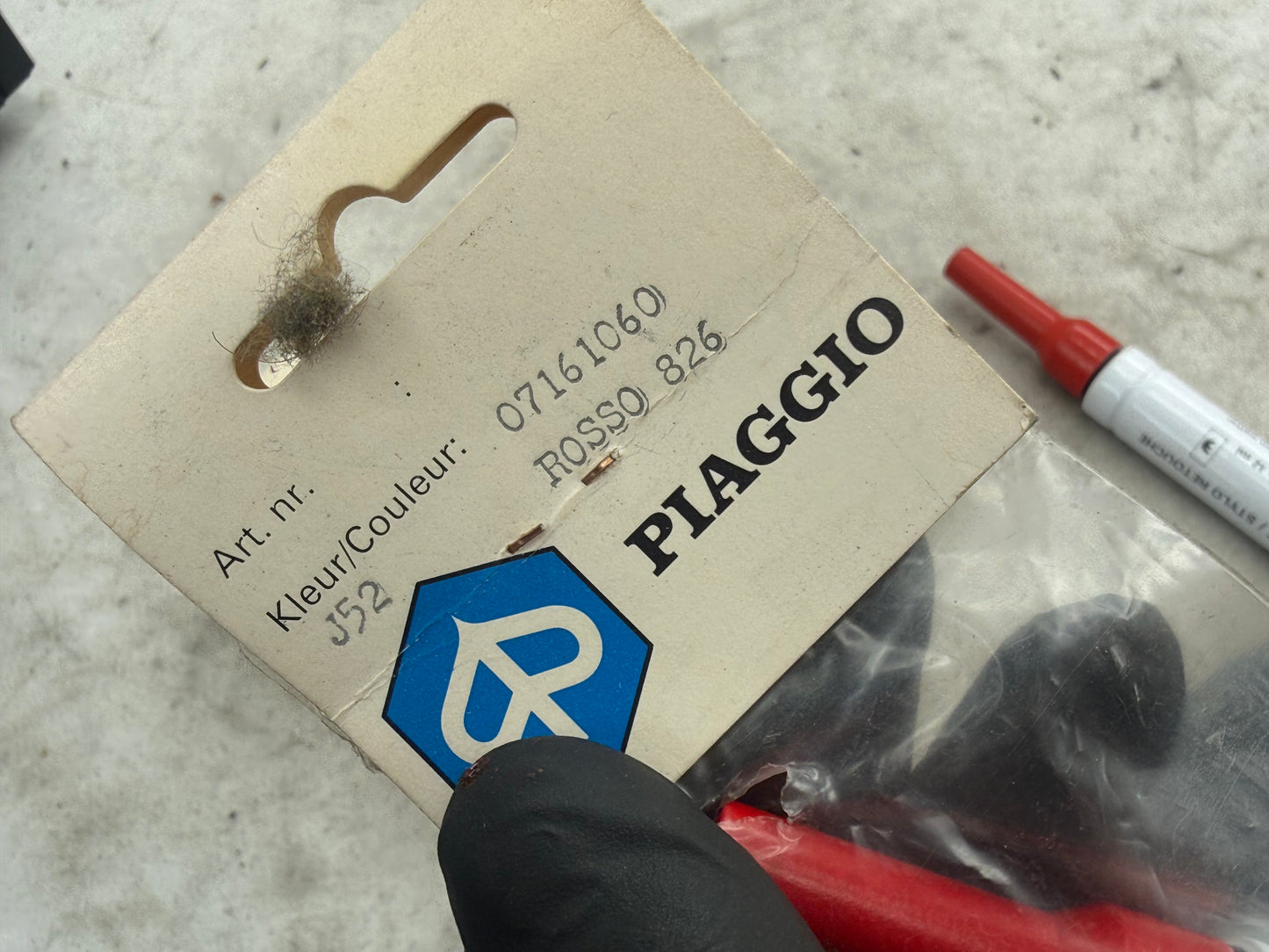 Piaggio lakstift Rosso 826 vintage