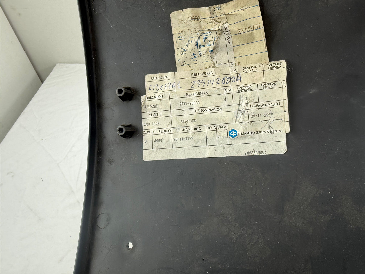 Piaggio Skr beenschild klep NOS