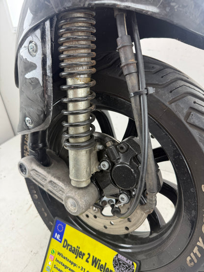Piaggio Zip SP 2000 voorvork origineel met Piaggio MP3 voorvelg en carbon spatbordset