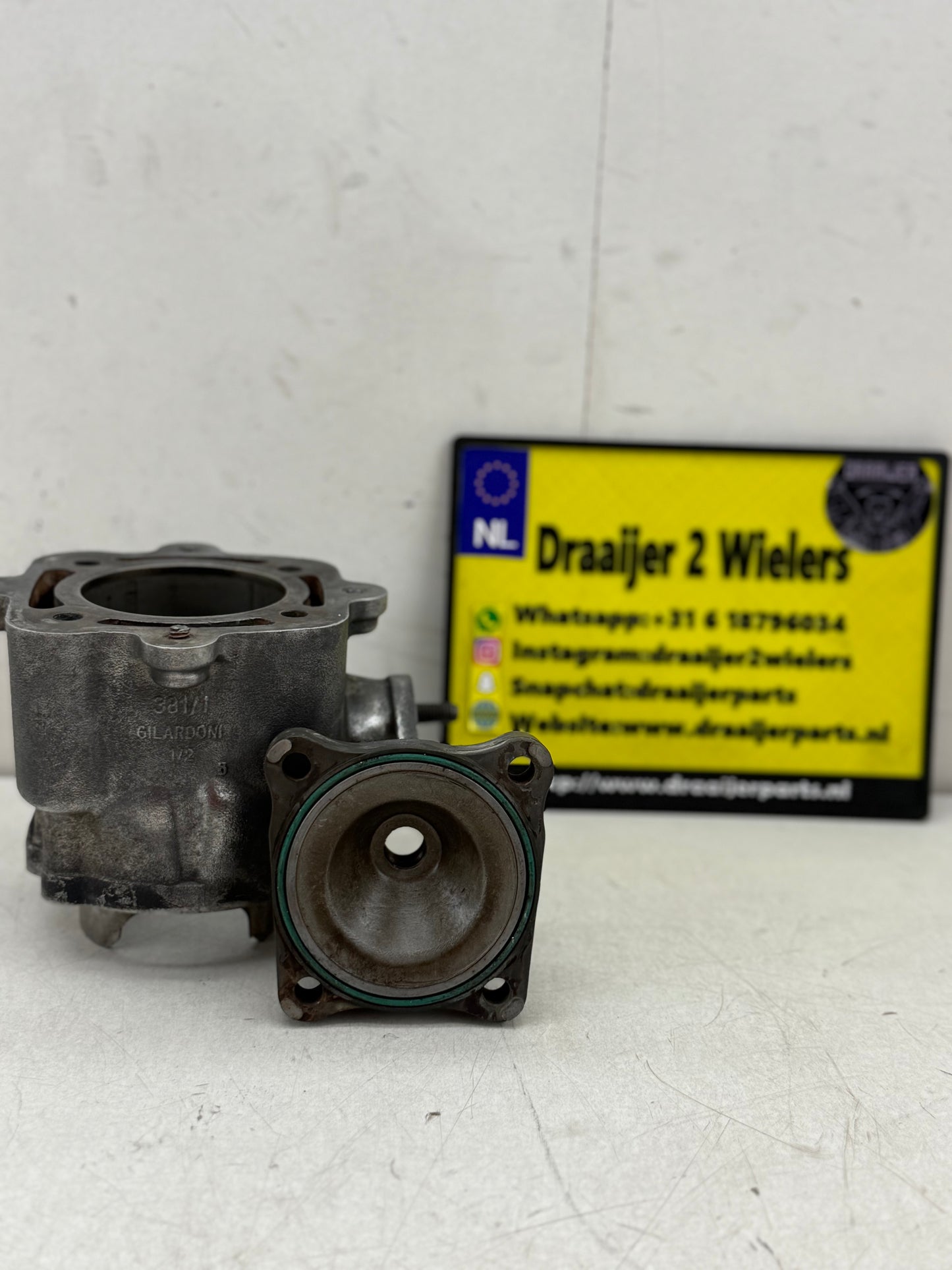 Piaggio LC 180cc cilinder met kop compleet origineel Gilardoni. Afgedraaid voor 125 carters