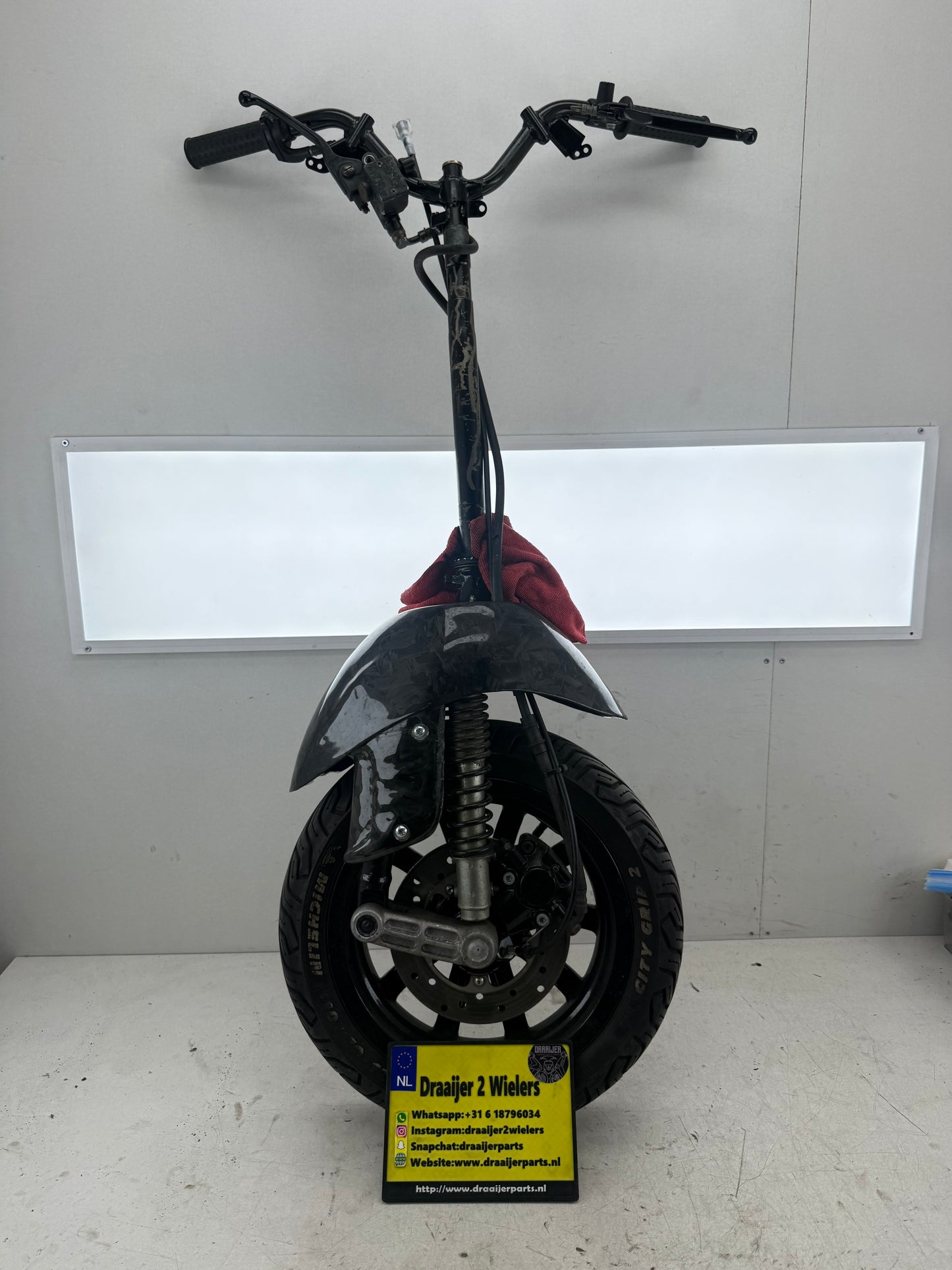 Piaggio Zip SP 2000 voorvork origineel met Piaggio MP3 voorvelg en carbon spatbordset
