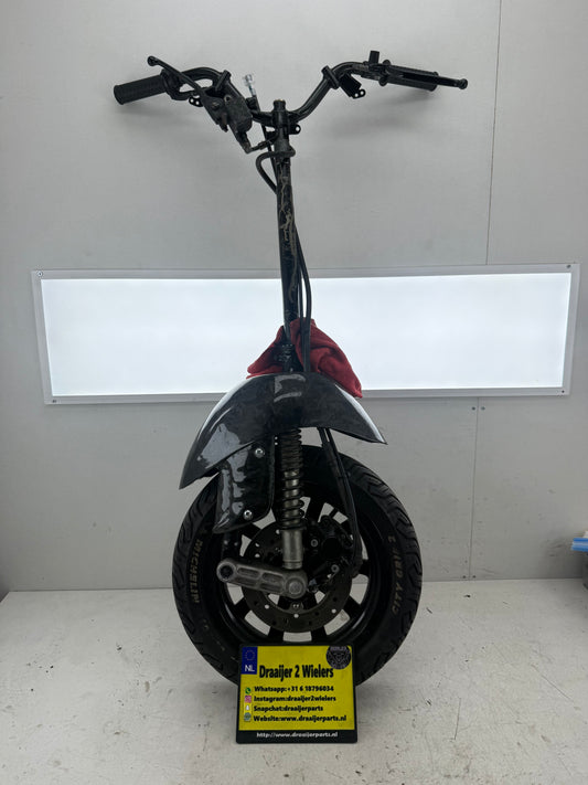 Piaggio Zip SP 2000 voorvork origineel met Piaggio MP3 voorvelg en carbon spatbordset