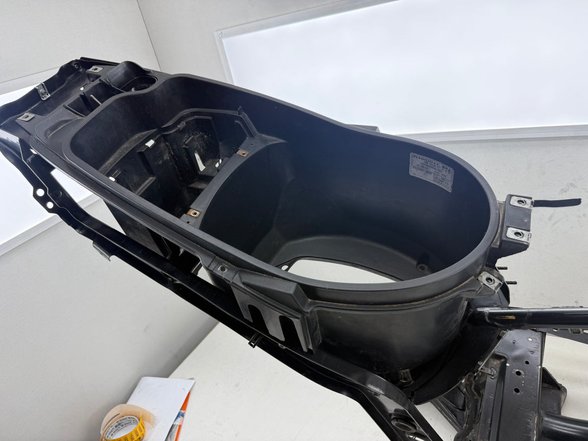 Gilera Runner 180cc M08 DD frame. Fluo rosso buddybak kleurcode
