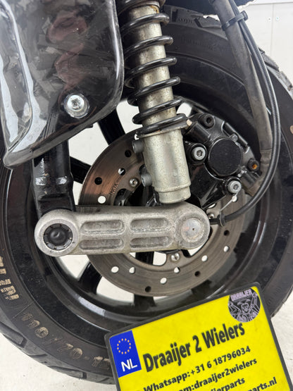 Piaggio Zip SP 2000 voorvork origineel met Piaggio MP3 voorvelg en carbon spatbordset