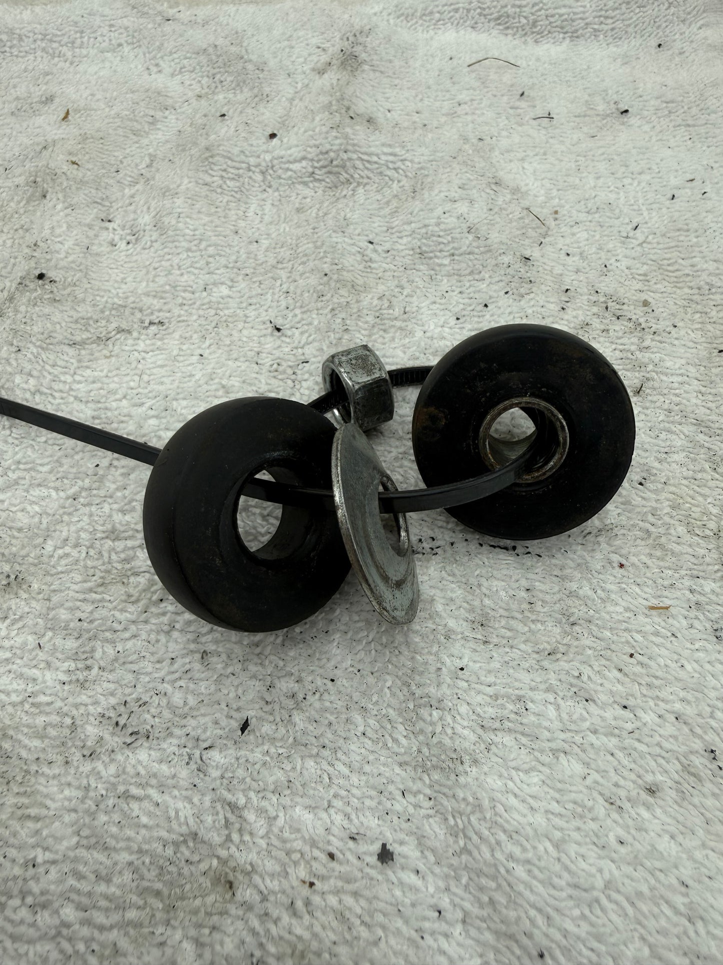 Piaggio YSS achterveer montage moer en rubbers