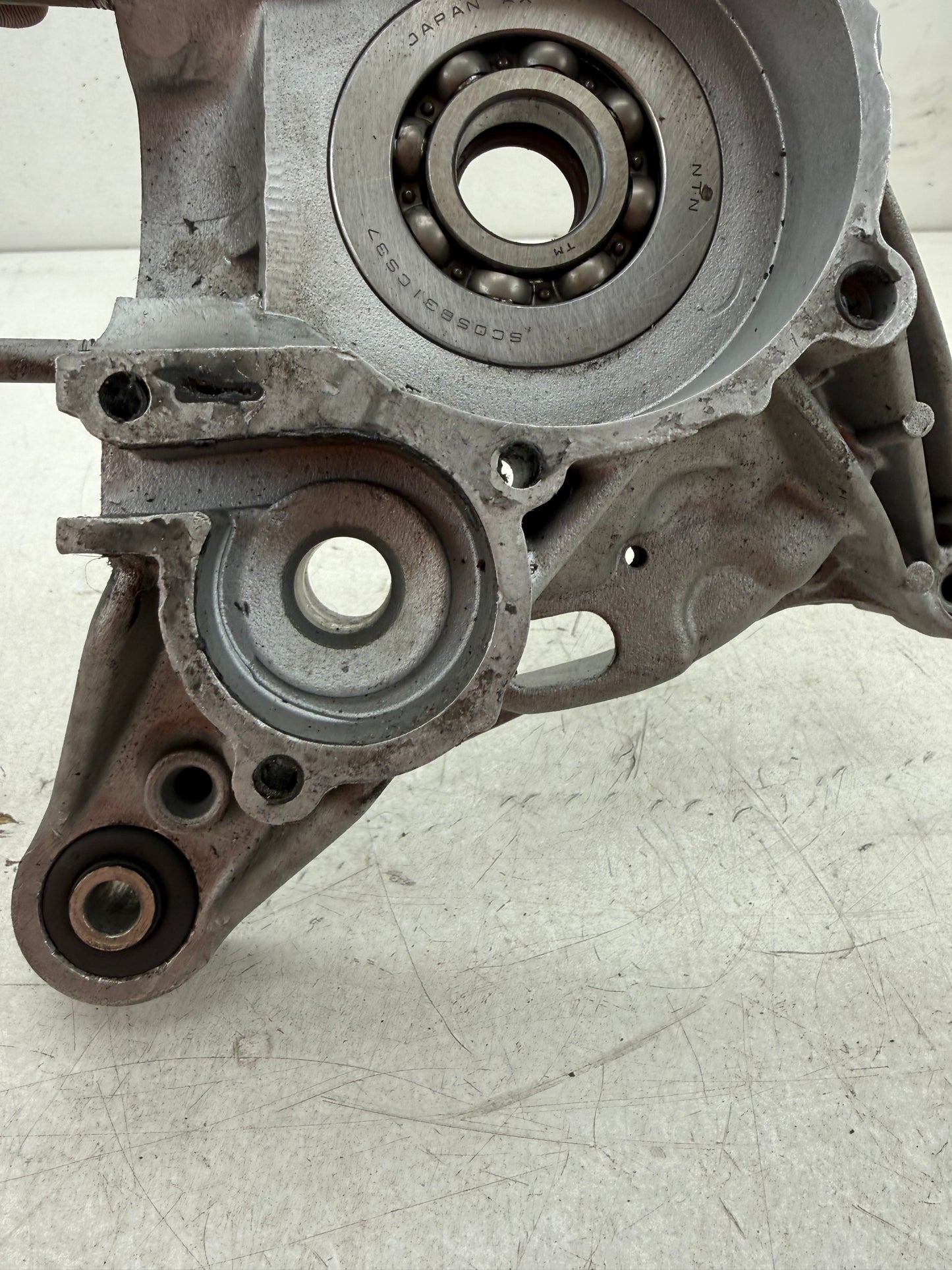 Piaggio carterhelft uitlaat kant lc kleine trommel 125 / 150