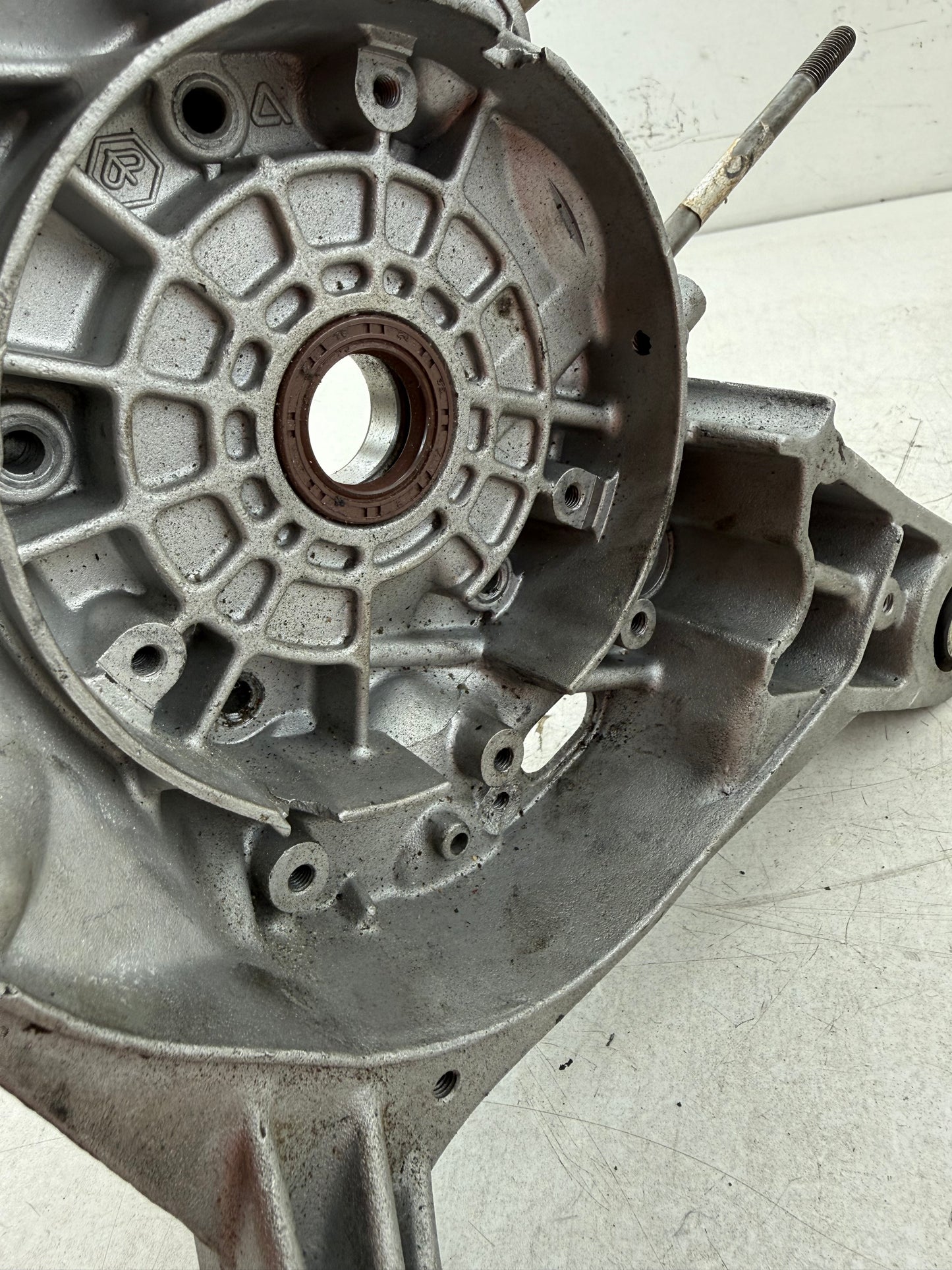 Piaggio carterhelft uitlaat kant lc kleine trommel 125 / 150