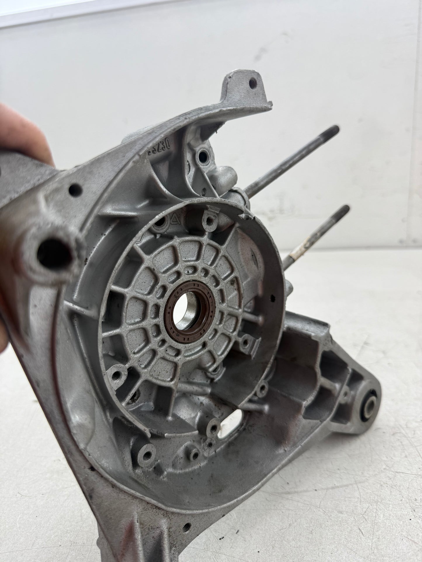 Piaggio carterhelft uitlaat kant lc kleine trommel 125 / 150