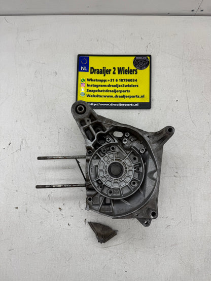 Piaggio carterhelft uitlaat kant lc kleine trommel 125 / 150