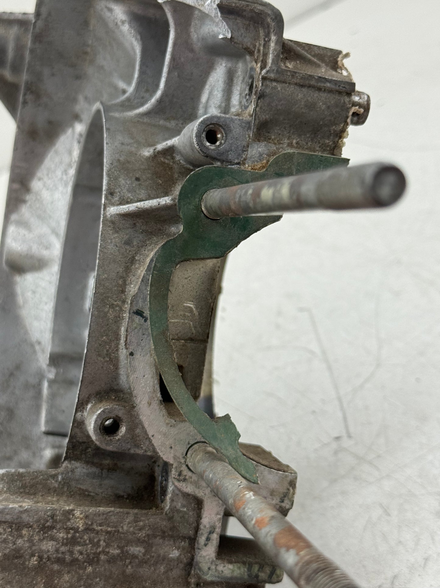 Piaggio carterhelft uitlaat kant lc kleine trommel 125 / 150