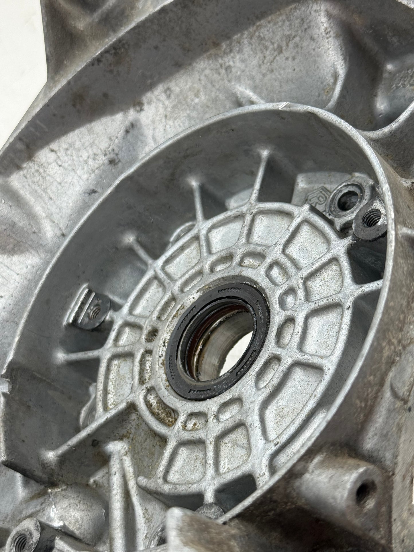 Piaggio carterhelft uitlaat kant lc kleine trommel 125 / 150