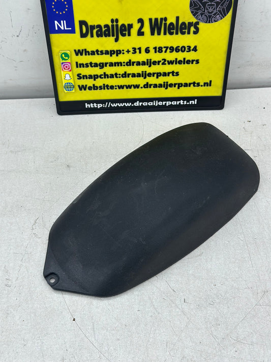 Gilera Runner / Skipper LX  buddybak kapje boven de carburateur