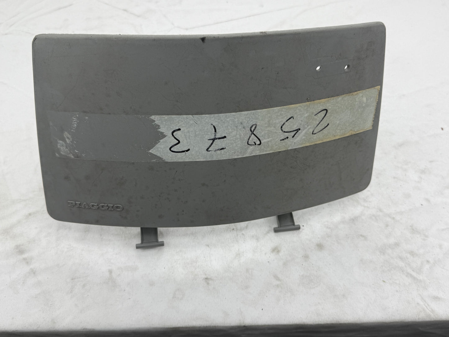 Piaggio SKR / Quartz beenschild klepje grijs NOS